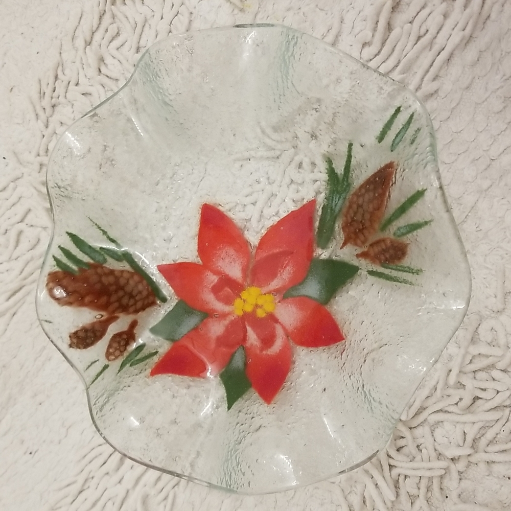 Sydenstricker Fused Glass Art Christmas Pointsettia & Pine Cones Wavy Plate.